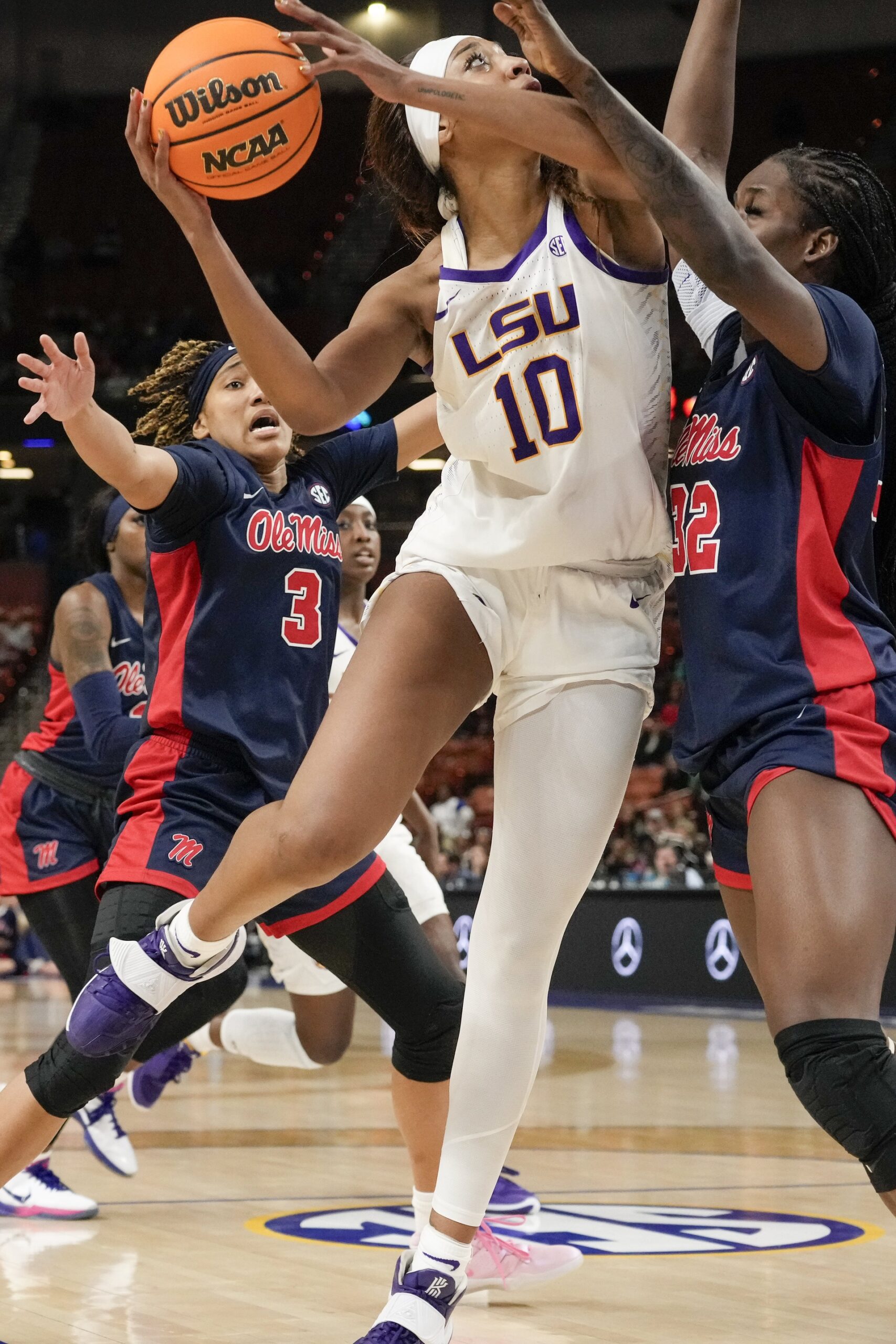 WATCH: LSU Tigers Star Angel Reese Makes Middle Tennessee Opponent Cry After Savage Move 1 LSU Tigers, Angel Reese