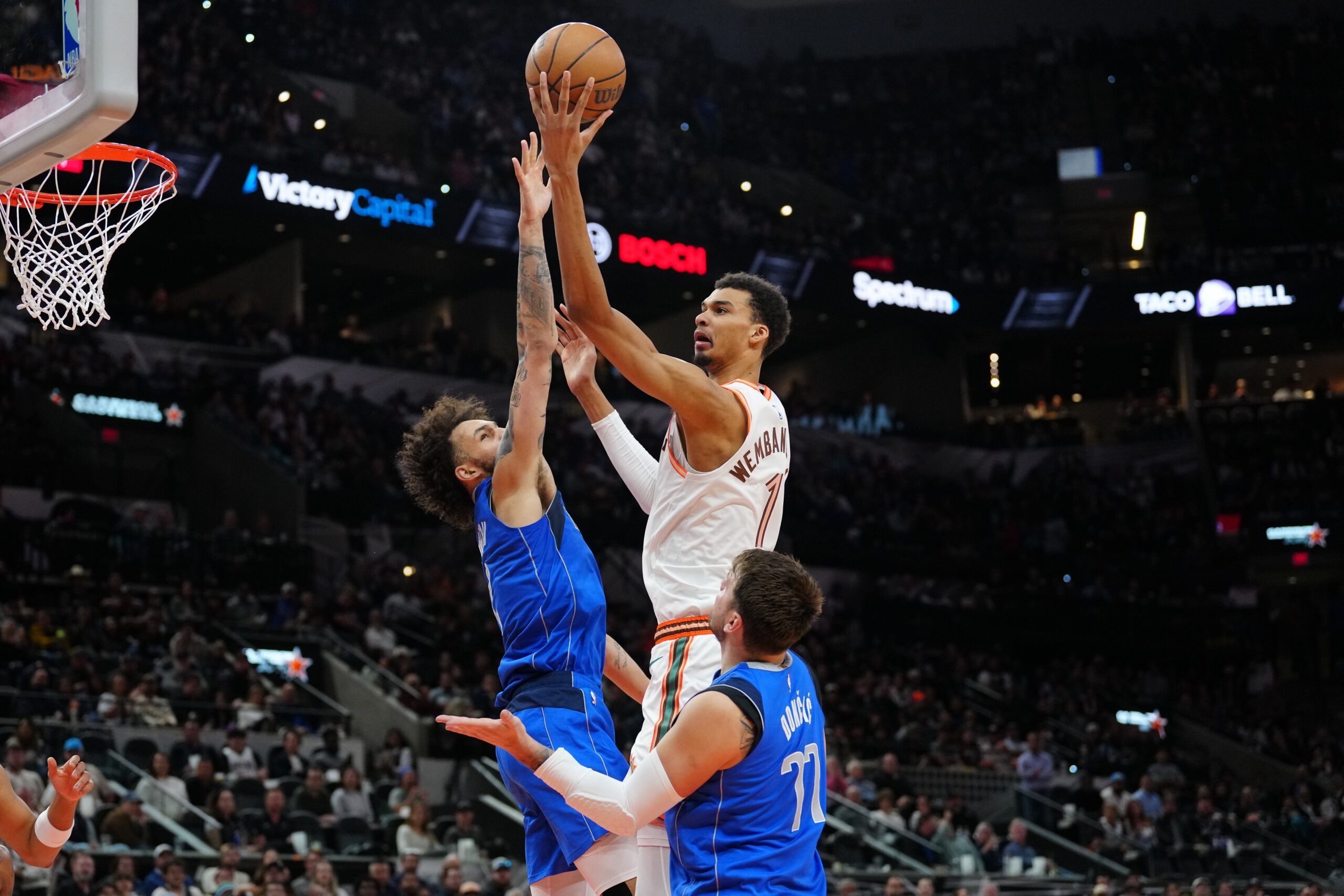 Dallas Mavericks: Luka Doncic Pulls Off Perhaps The Most Insane Lob Pass Of The Season 3 Dallas Mavericks, Luka Doncic. Victor Wembanyama