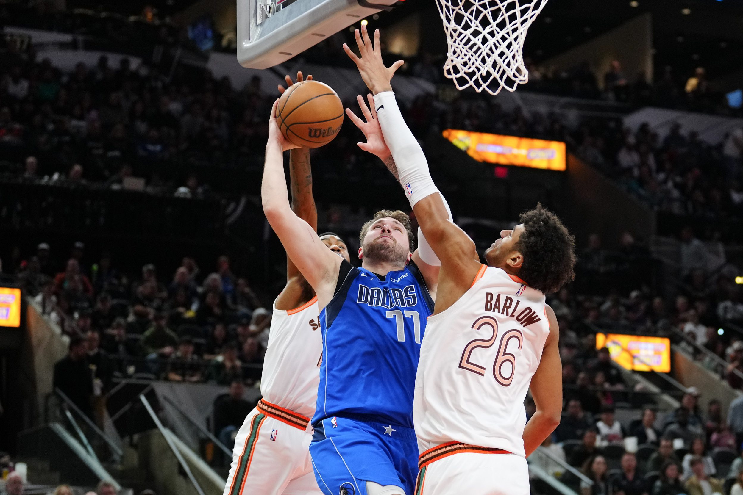 Dallas Mavericks: Luka Doncic Pulls Off Perhaps The Most Insane Lob Pass Of The Season 2 Dallas Mavericks, Luka Doncic