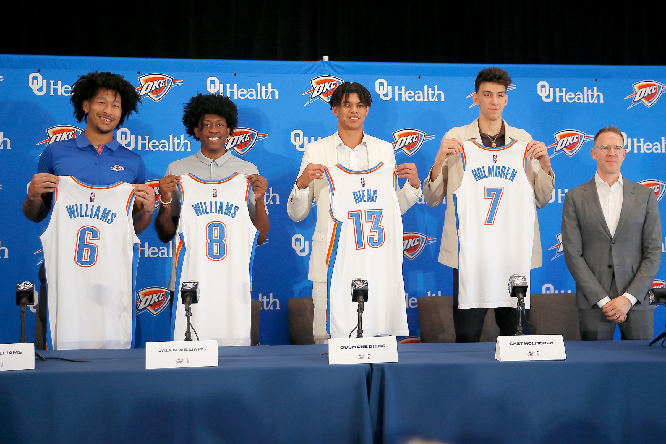Oklahoma City Thunder: 1-Time G League Finals MVP Tipped to Fill In for Isaiah Hartenstein After Brutal Injury 3 Los Angeles Lakers, LeBron James, Los Angeles Lakers news, LeBron James news, Oklahoma City, LeBron James rumors, NBA Trade rumors, Oklahoma City Thunder