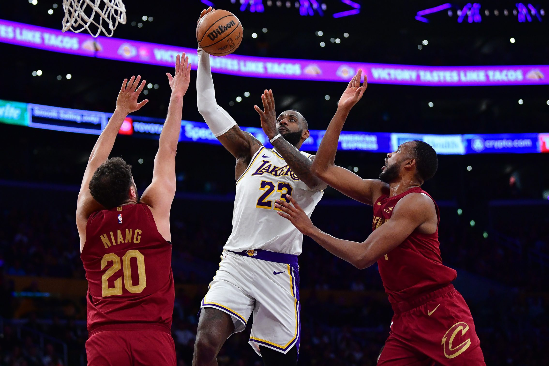 Los Angeles Lakers: LeBron James, Bronny James Catch Strays Amid Hilarious Serena Williams' ESPYs Monologue 3 LeBron James, LeBron James news, Cleveland Cavaliers, LeBron James landing spots, LeBron James odds