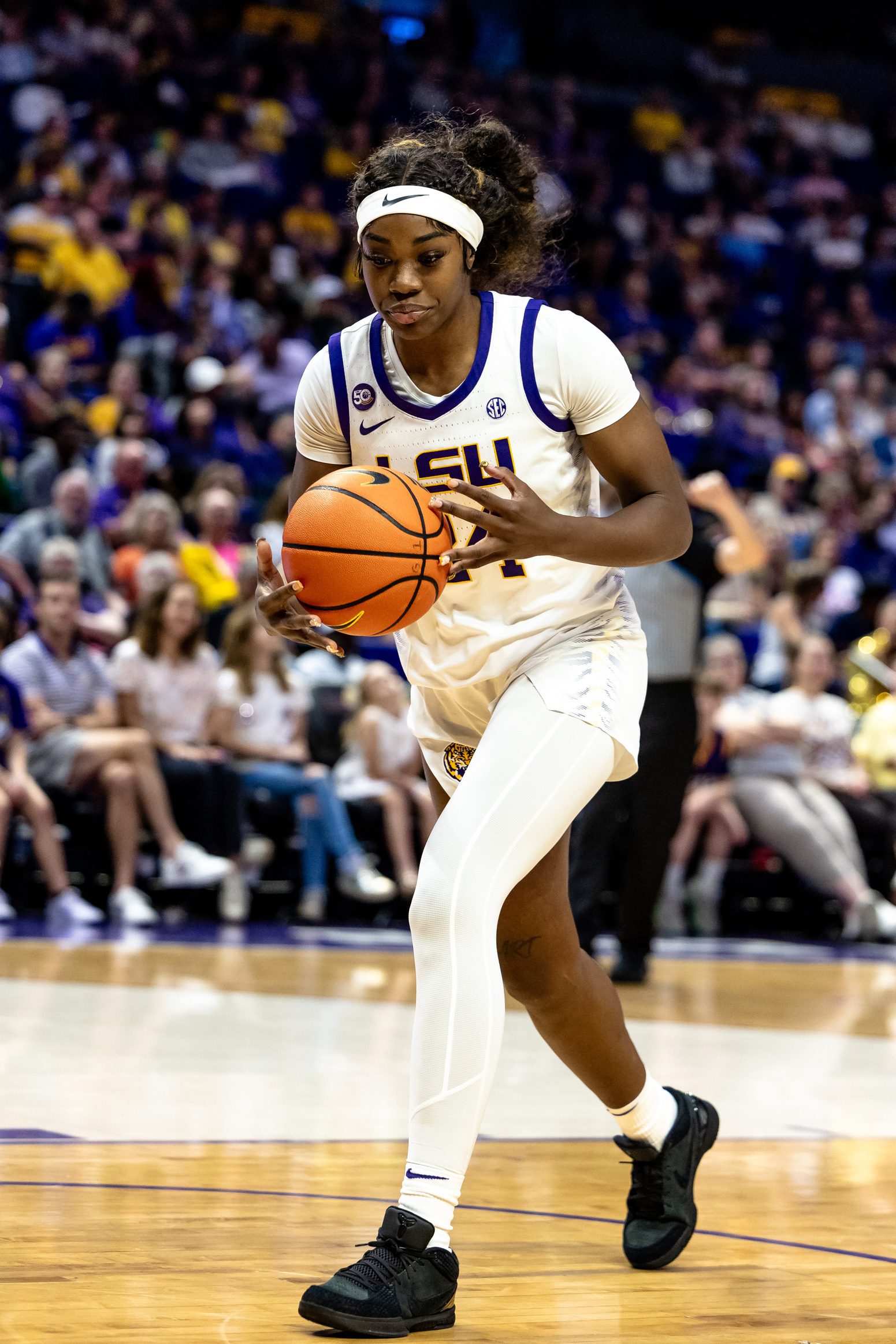 Video Shows Exact Moment Aneesah Morrow Broke Her Nose During LSU-UCLA Game 1 LSU Tigers, Aneesah Morrow