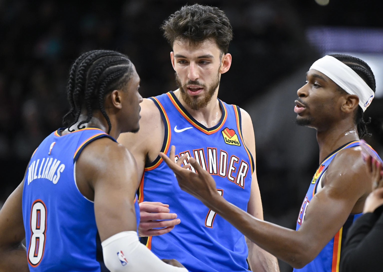 February 29th, 2024; San Antonio, Texas, USA; Oklahoma City Thunder’s Chet Holmgren, Jalen Williams, and Shai Gilgeous-Alexander strategize at center court during a game against the Spurs at Frost Bank Center. Mandatory Credit: Darren Abate-AP Photos