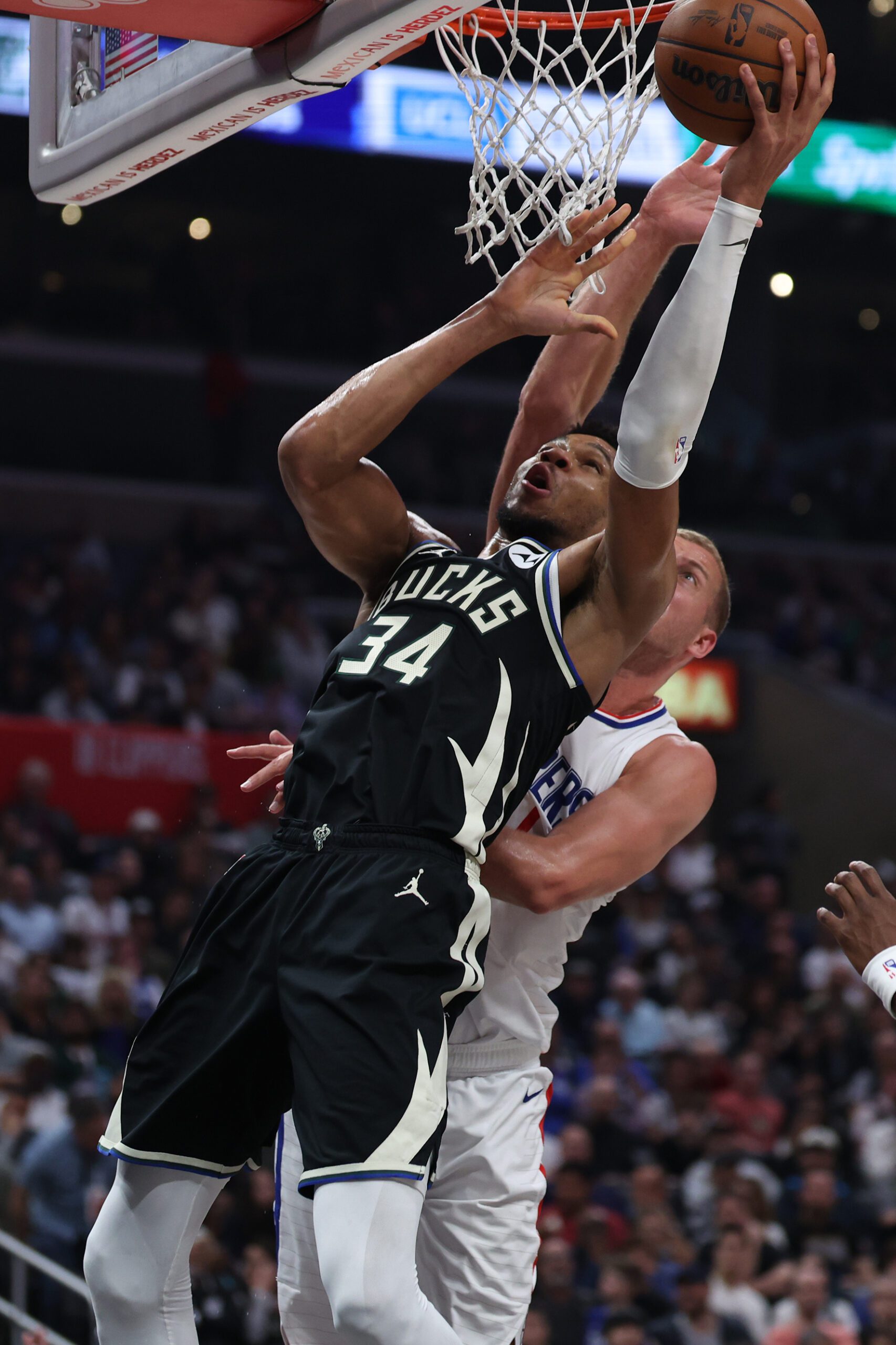BREAKING: Milwaukee Bucks' Giannis Antetokounmpo to Miss Remainder of Regular Season With Troubling Calf Injury 3 Milwaukee Bucks, Giannis Antetokounmpo