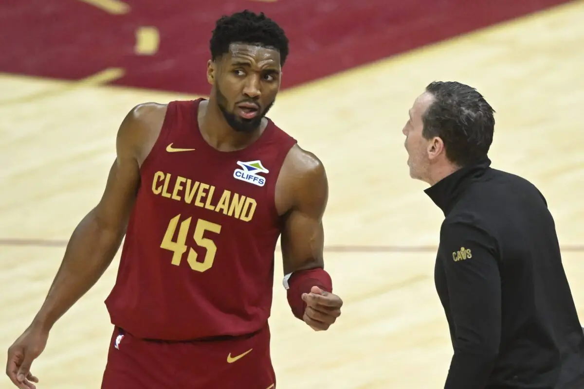Cleveland Cavaliers Analyst Makes 1 Big Comparison to Team's Impressive Season 3 Jan 25, 2025; Cleveland, Ohio, USA; Cleveland Cavaliers guard Donovan Mitchell (45) talks to head coach Kenny Atkinson in the fourth quarter against the Houston Rockets at Rocket Mortgage FieldHouse. Mandatory Credit: David Richard-Imagn Images
