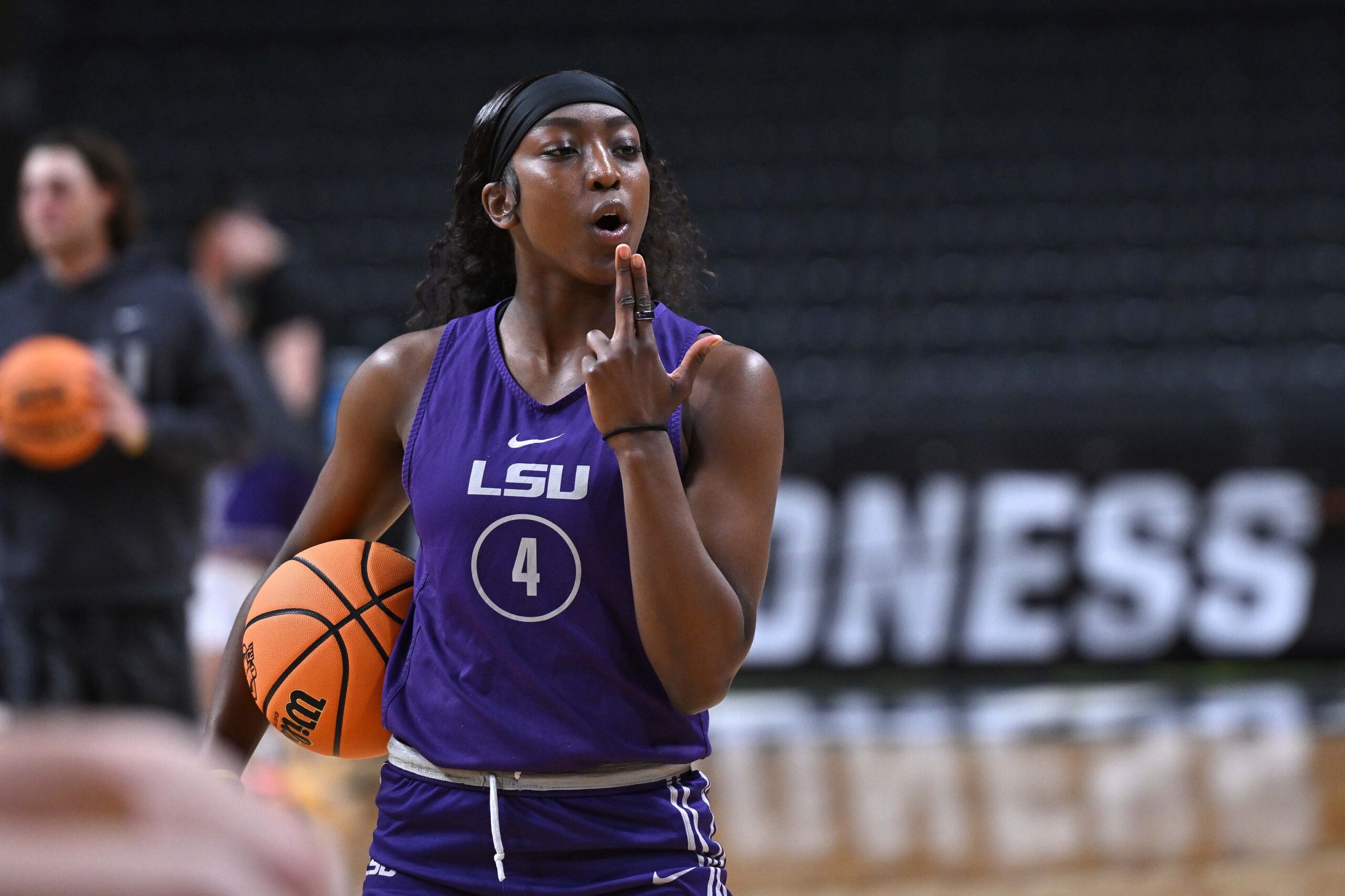 Flau'Jae Johnson's Mixed Transfer Portal Signals Leads To LSU Return